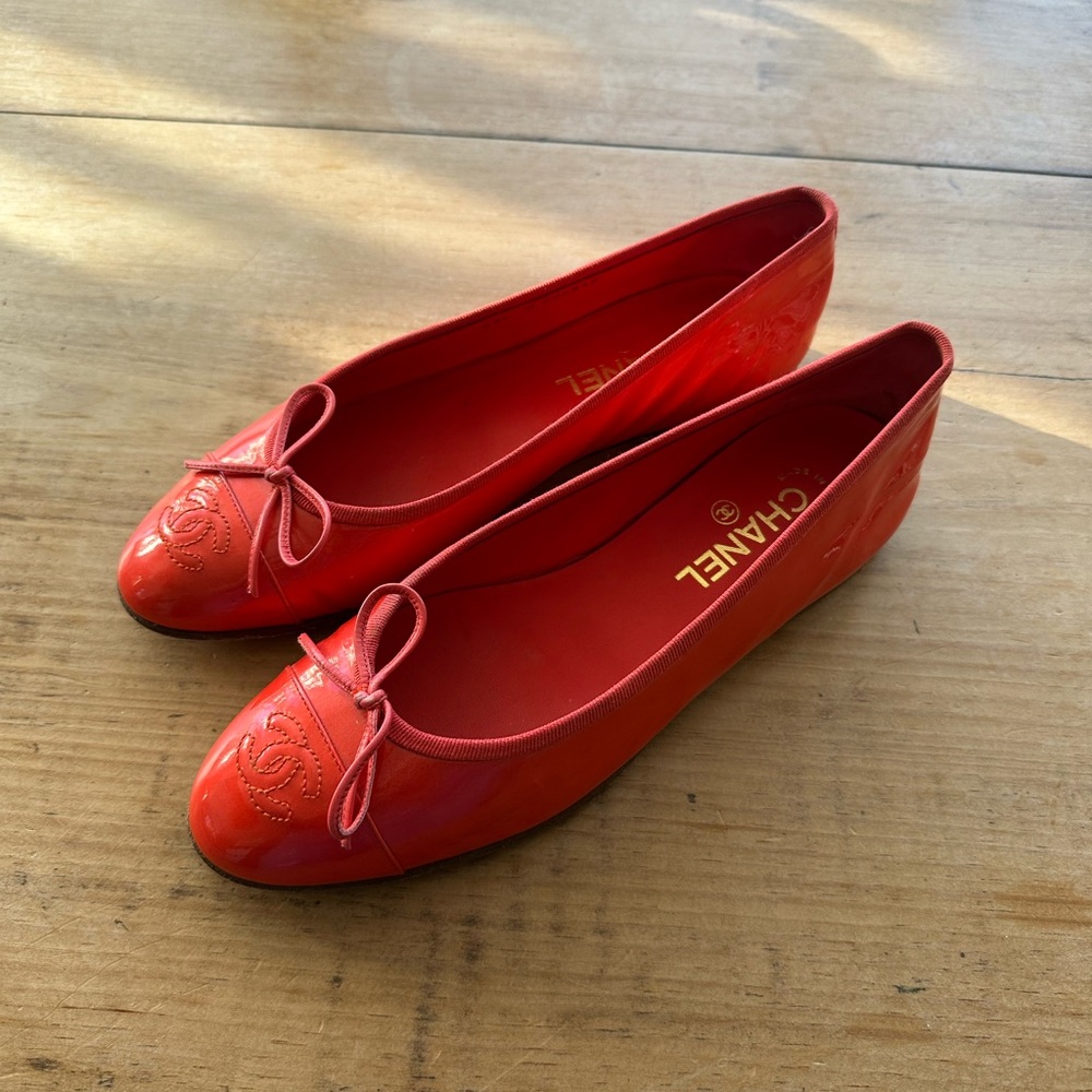 CHANEL Red Patent Leather Ballet Flats with Bow